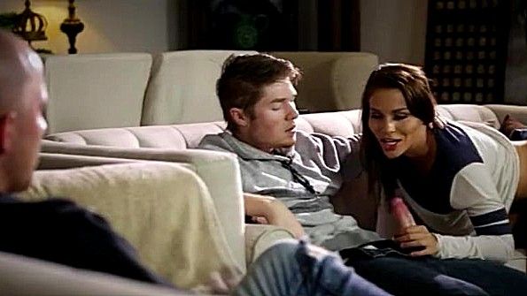 Она занимается сексом с мужчиной и снимает это на видео для своего мужа