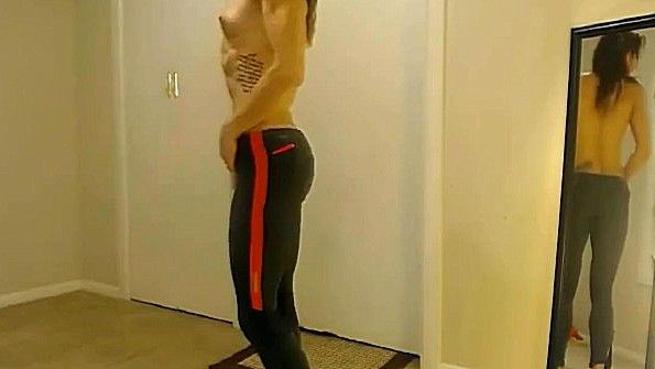 Девушка с трудом раздевается и делает минет