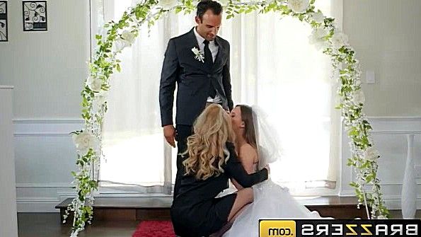 Татуированная шлюха сосет член