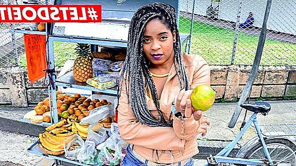 Она опустилась на колени перед ним и отсосала ему член