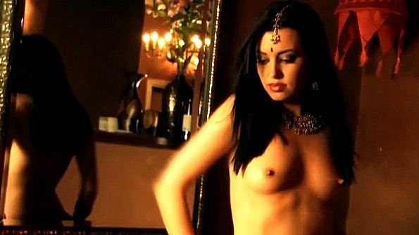 Японская шлюха отлично трахает парней