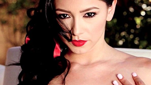 Группа чернокожих парней грубо насилует возбужденную девушку