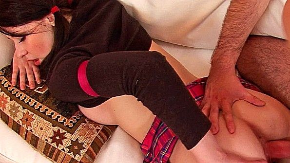 Игривую девушку раздеваются и жадно занимаются сексом