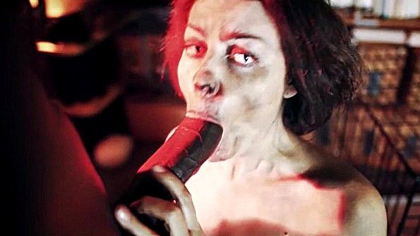 Распутную блондинку трахают в задницу