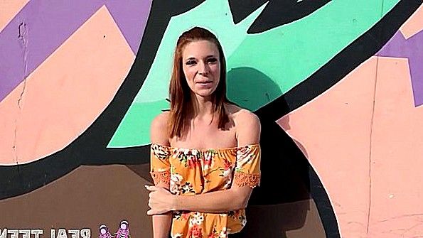 Она делает парню минет и тыкает ему в член