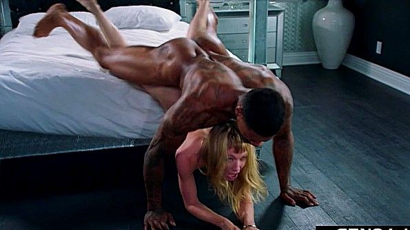 Этот чувак с удовольствием будет трахать рыжеволосую шлюху до безумия