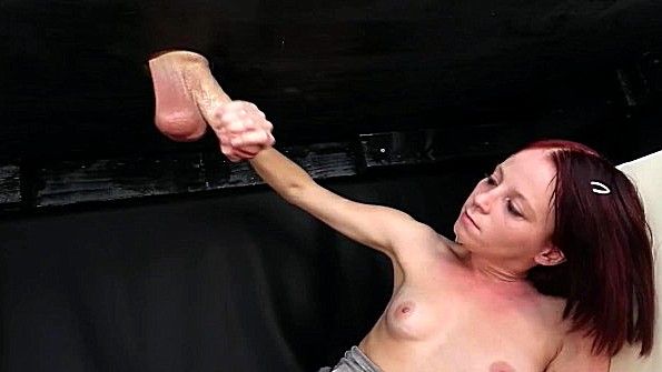 Красавица готовится мастурбировать перед камерой