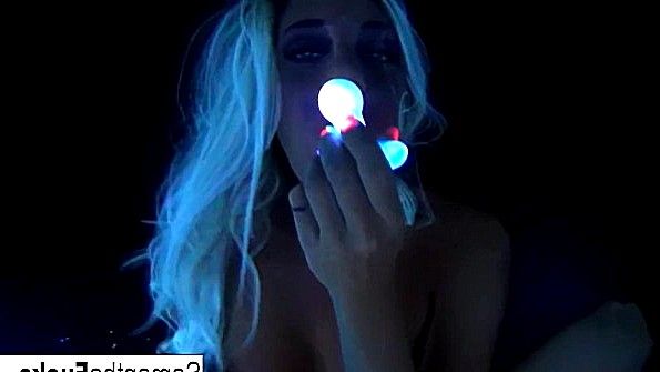 Китайские женщины в колготках вместе в постели