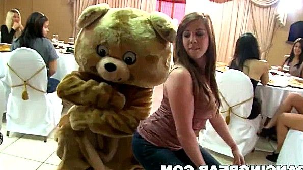 Великолепная брюнетка в корсете и чулках получает анальный секс