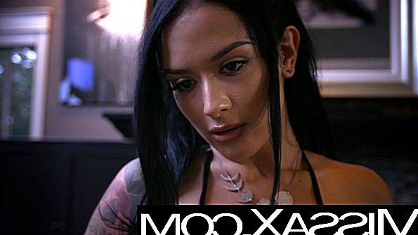 Мать и дочь вместе мучают мужской член в постели