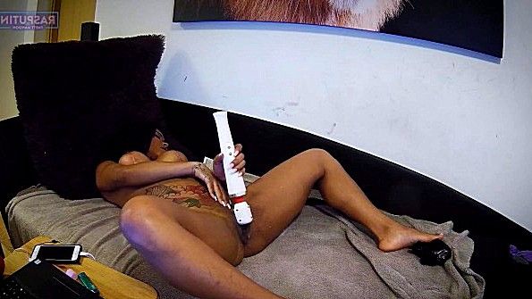 Пожилой мужчина уложил молодого студента в позу «собачка»