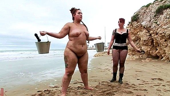 Делает массаж пышногрудой девушке и готовит её к сексу