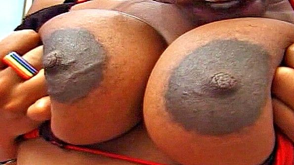 Молодые шлюхи трахаются через дыры в стенах