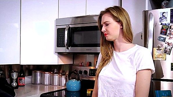 Девушка получает удовольствие от сексуальных экспериментов с мужчиной