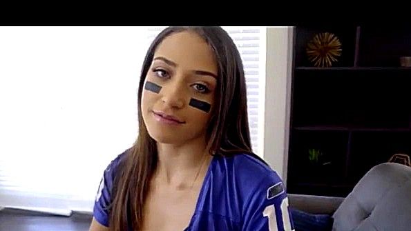 Обнаженная латиноамериканская уборщица готова к встрече с владельцем