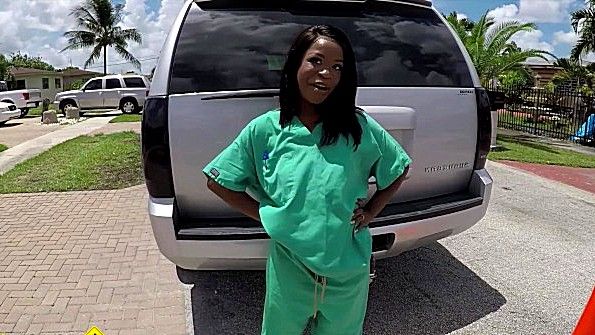 Они показали парню лесбийские трюки и вовлекли его в половой акт