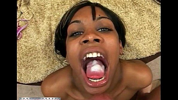 Женщина в колготках мастурбирует на кухне