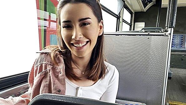 Соблазнительная блондинка сосет член