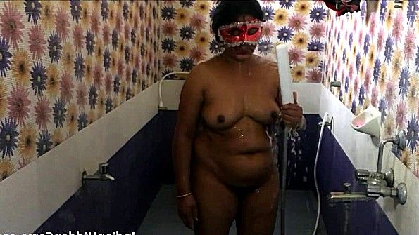 Принимает горячую ванну и мастурбирует свою небритую вагину