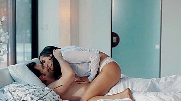 Я заплатил девушке деньги и уговорил её заняться с мной сексом