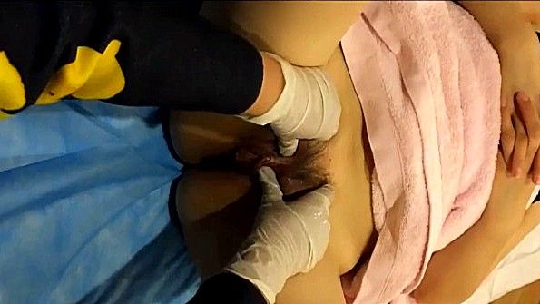 Сестра с завязанными глазами начала заниматься сексом со своим братом