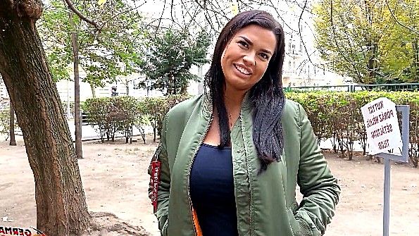 Она толкнула свою подругу на диван и начала заниматься сексом