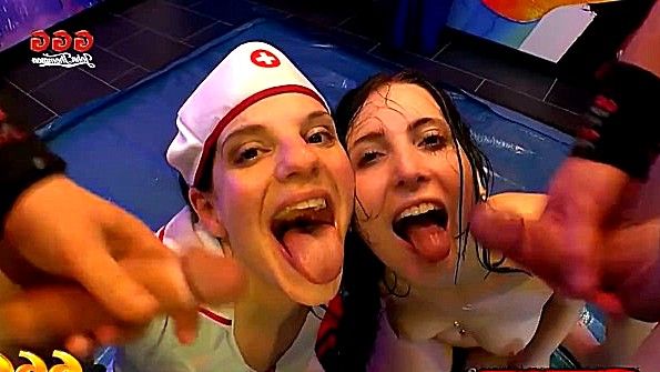 Две женщины занимаются сексом с мужчиной Одна сидит на его пенисе, другая — у него во рту