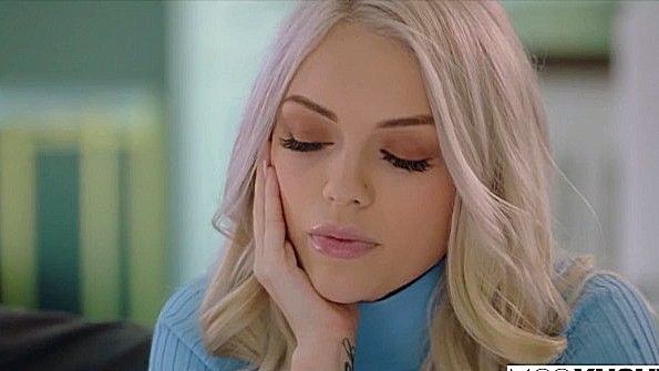 Женщина в купальнике кончает и начинает заниматься сексом