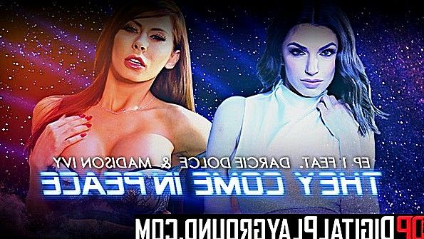 Дождалась прихода парня в постель, а затем начала доставлять себе удовольствие