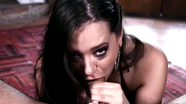 Обнажённая брюнетка томно лежит в постели до достижения оргазма