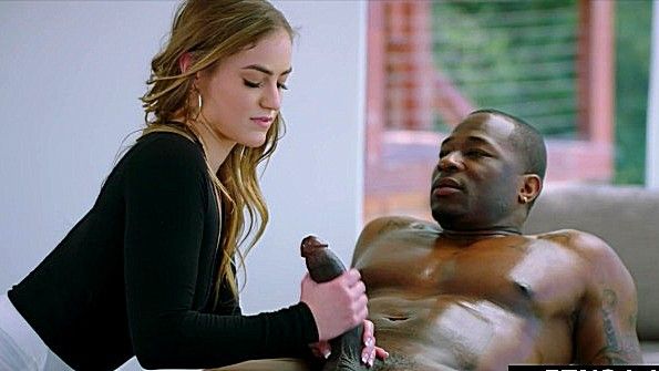 Девушки одновременно лижут оба отверстия