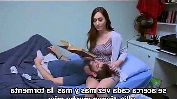 Блондинку трахают в задницу и кончают ей в лицо