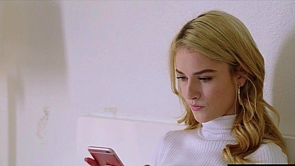 Чернокожий мужчина занимается сексом с девушкой в ​​постели и доводит её до оргазма