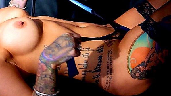 Японка мастурбирует пенис своего парня грудью