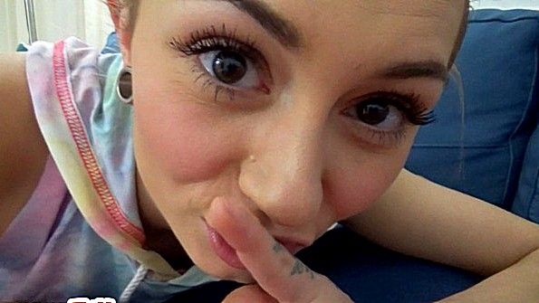 Брюнетка делает минет и сидит на вагине