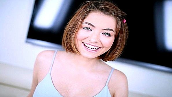 Он лижет девушке задницу и доводит её до оргазма