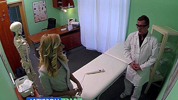 Гламурные шлюхи отдают приоритет отверстиям для дилдо