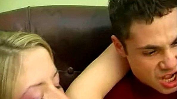 Девушка в нижнем белье агрессивно набросилась на член чернокожего мужчины