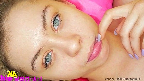 Улыбающаяся девушка занимается сексом с парнем в постели