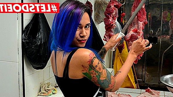 Великолепная пышногрудая чернокожая женщина подвергается жёсткому изнасилованию чернокожим мужчиной