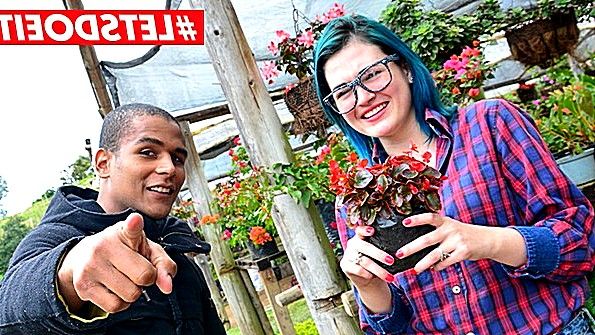 Возбужденную девушку грубо трахают