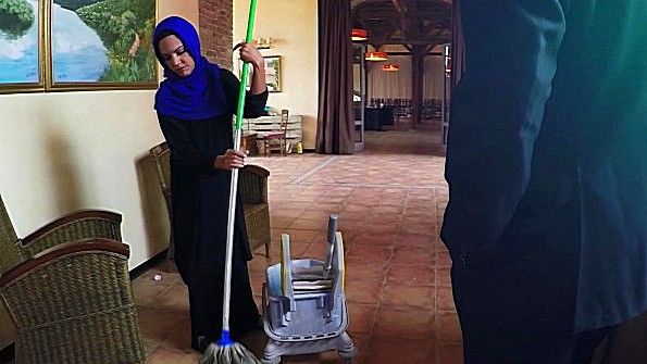 Чернокожий мужчина помогает мужу заняться сексом со своей привлекательной женой