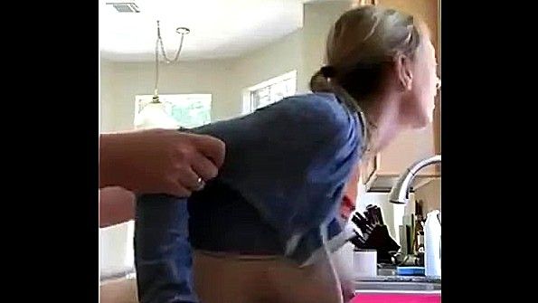 Чернокожая женщина с ремонтником