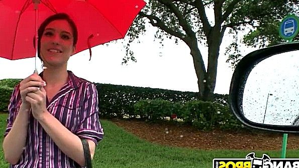 Чернокожий парень доводит девушку до оргазма