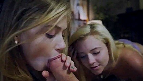 Дерзкая красавица подвергается избиению со стороны мужчины