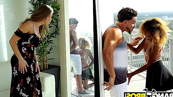 Девушка будет смеяться над огнем в очках