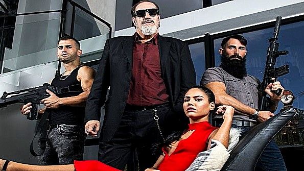 Возбужденная сучка мастурбирует в туалете