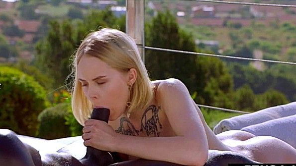 Чернокожая женщина с большой грудью соблазнила парня