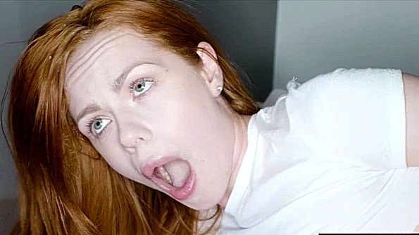 Кокетка раздвигает ноги для другого мужчины