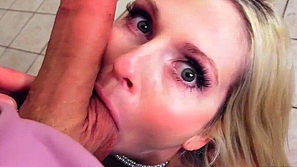 Брюнетка готова к продолжительному оральному и анальному сексу на кастинге